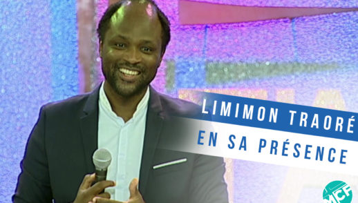 En sa présence